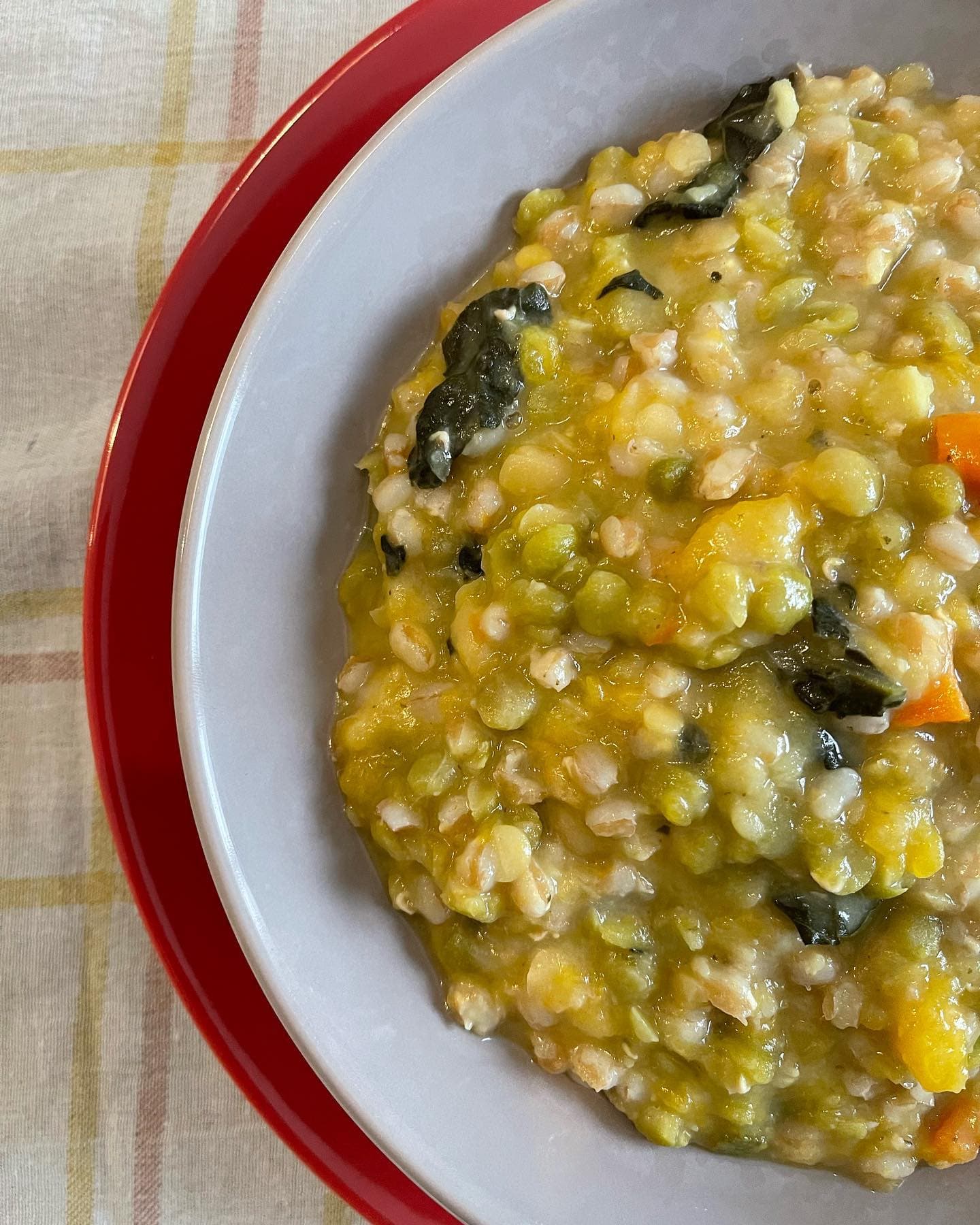 Preparazione di una ricetta sana con frutta e verdura fresca